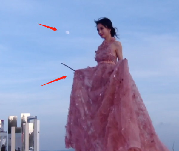 GQ沙灘紅毯來了!熱巴雀斑妝迷人,baby仙裙迎戰,關曉彤造型失策 GQ沙灘紅毯來了!熱巴雀斑妝迷人,baby仙裙迎戰,關曉彤造型失策