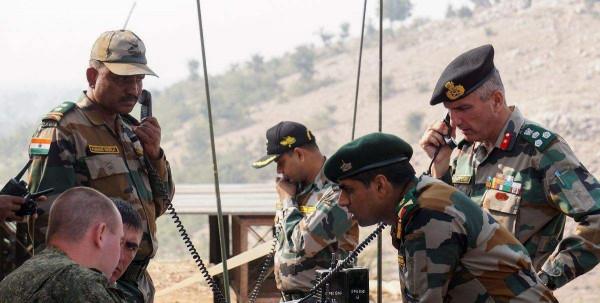 印軍舉行空降演習威懾中國,估計是沒見識過解放軍空降演習 印軍舉行空降演習威懾中國,估計是沒見識過解放軍空降演習