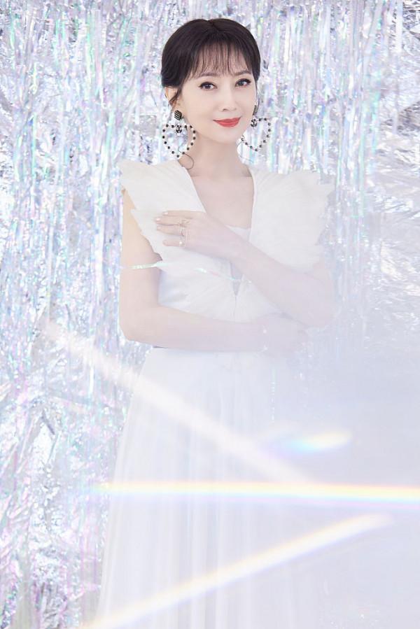 趙雅芝工作室釋出流光寫真 白色紗裙典雅唯美