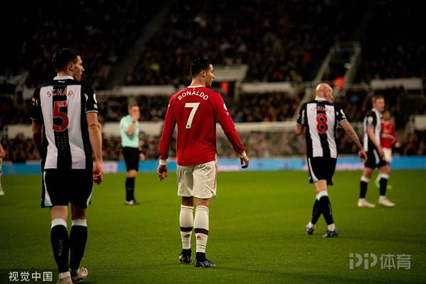 內維爾：曼聯踢的一團糟！球員只會互相抱怨 C羅沒向球迷致意