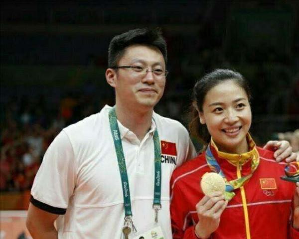 中國女排魏秋月：亞洲最美二傳，嫁郎平助教，與丈夫15歲就相識