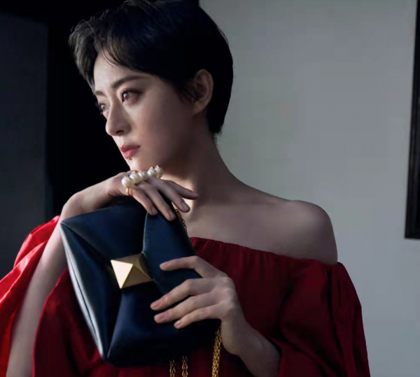 39歲孫儷官宣頂奢代言排面比唐嫣牛！穿中國紅露肩裙，霸氣藏不住
