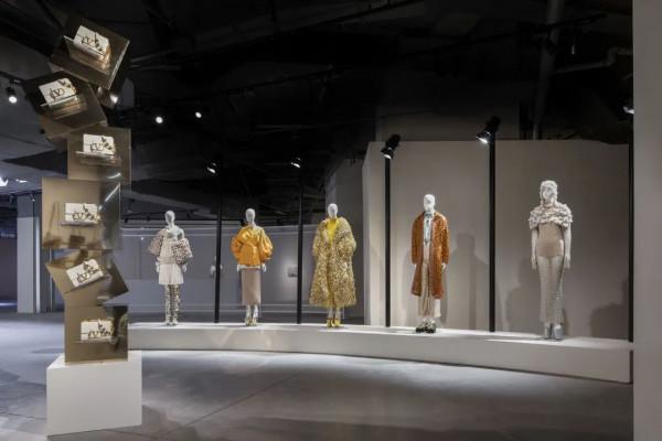 時裝、藝術、影像，什麼才是屬於當代女性的表達方式？