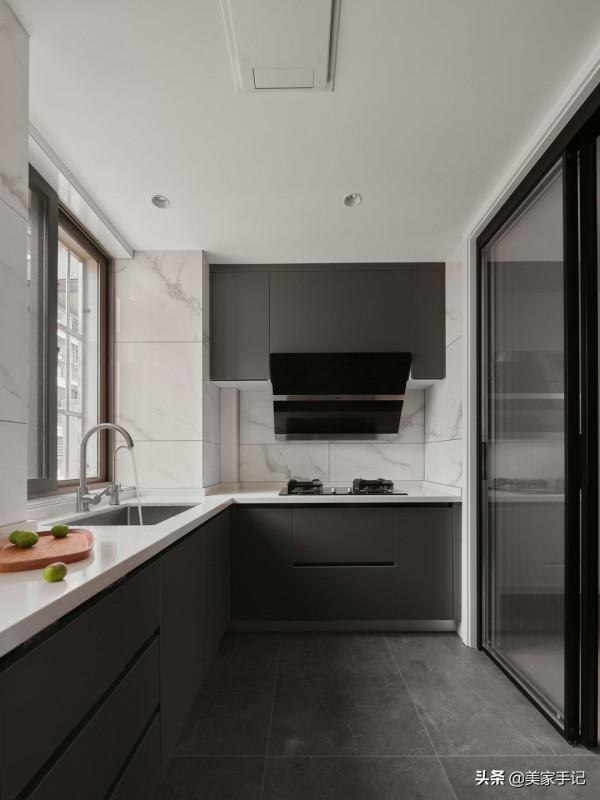 南京夫妻129㎡的家,堅持全屋打滿櫃子,效果不是一般的大氣實用 南京夫妻129㎡的家,堅持全屋打滿櫃子,效果不是一般的大氣實用