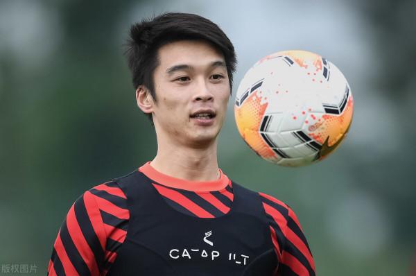 張一終於要熬出頭了！足協盃上有望在上港踢首發，未來值得期待