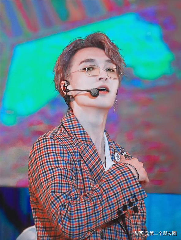 張藝興到底有多帥？看到他亞麻灰的新發色，瞬間圈粉