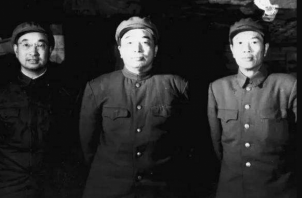1949年小戰士從報紙上認出父親，連長：你別鬧了！這可是兵團司令
