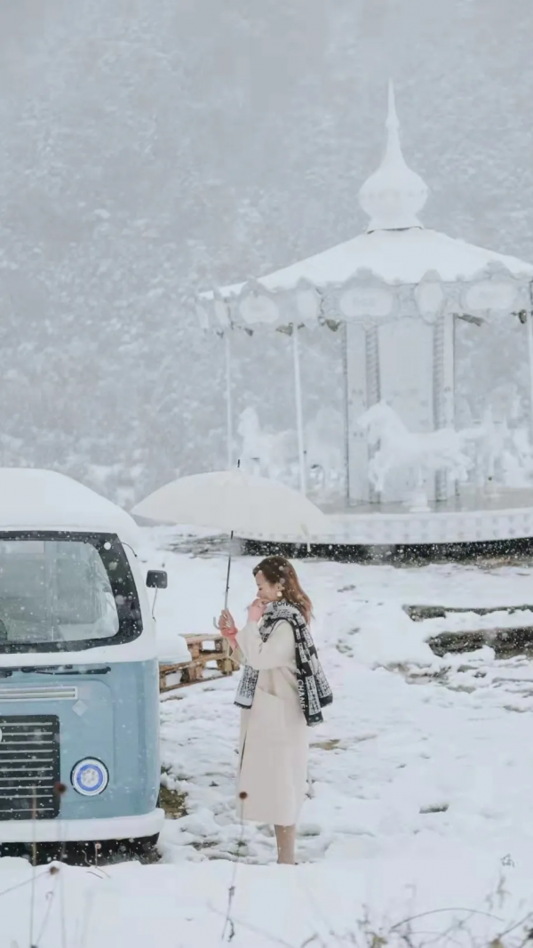 臥看雪山、室內泡湯，丁真家鄉這家民宿堪稱2021年收官王炸之作