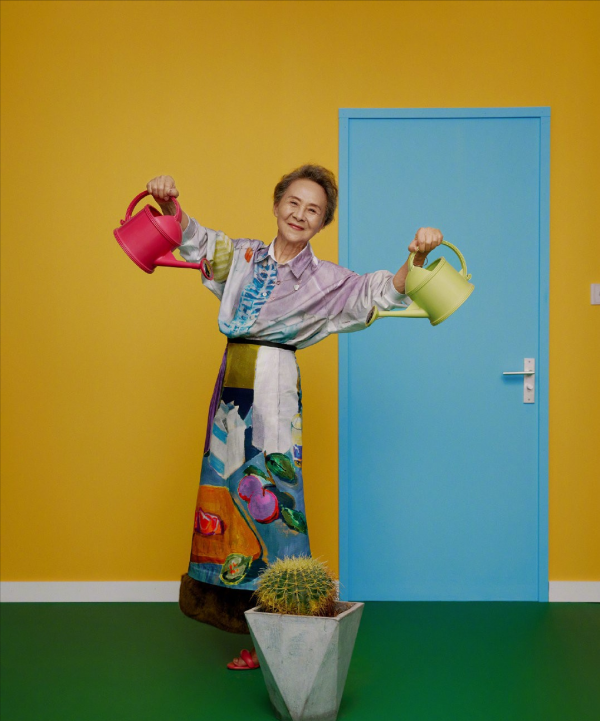 83歲奶奶穿30年前的“舊衣服”，時髦又減齡，網友：突然不怕老了