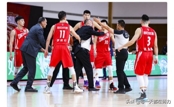 郭士強被罰，全網怒噴，推上熱搜，牽連姚明，CBA公司看你怎麼辦