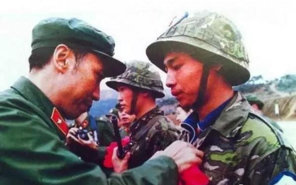 藍劍B行動，中國首次直播對越作戰，烈士犧牲前大吼：先救隊長