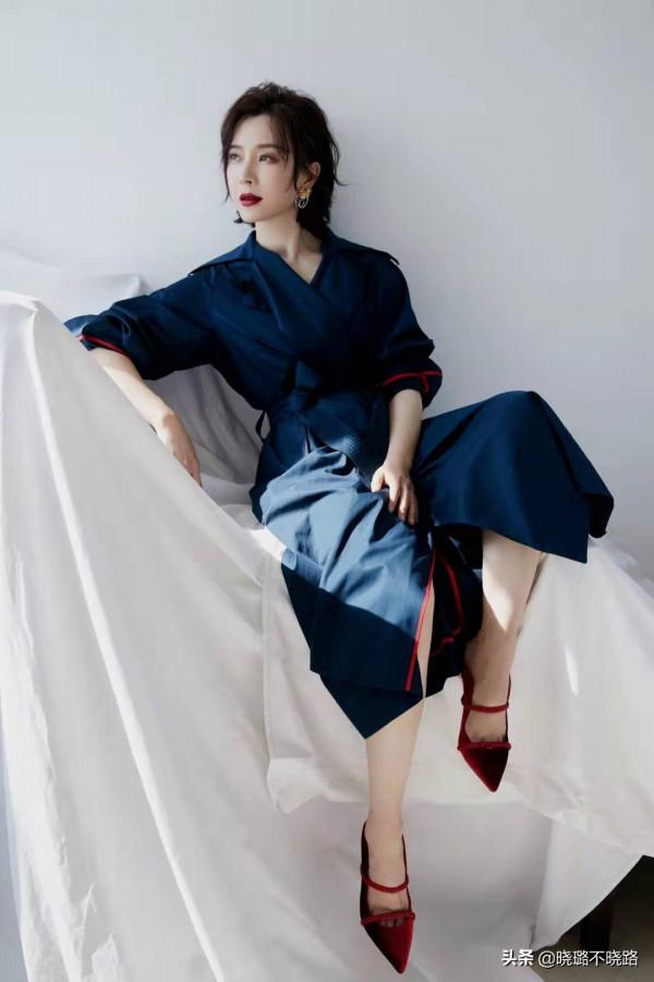 真正見過世面的女人，穿風衣很少配小黑褲，看陳數俞飛鴻就知道了