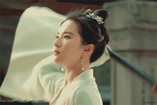 陳妍希一襲露肩長裙仙氣飄飄