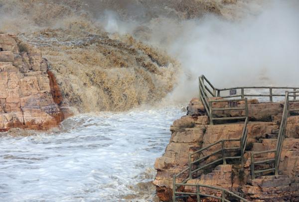 近日,絡絲潭瀑布迎來濁浪滔天、金濤拍浪景觀 近日,絡絲潭瀑布迎來濁浪滔天、金濤拍浪景觀