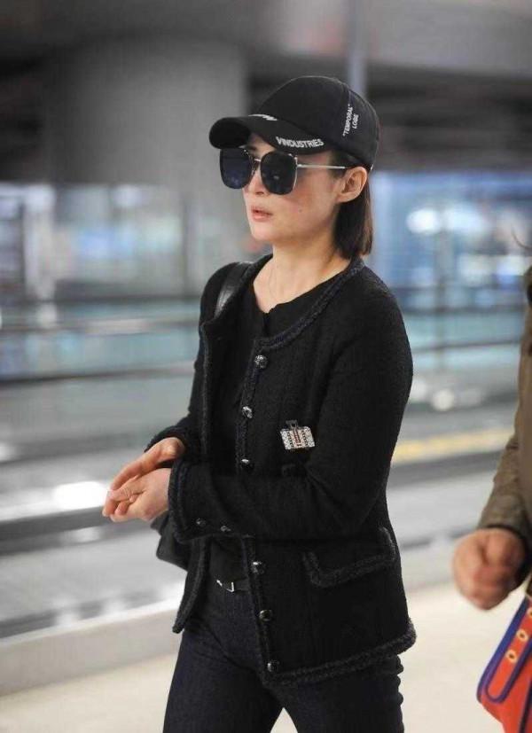 蔣勤勤人到中年太會穿了,小香風外套配牛仔褲走機場,顯貴又時髦 蔣勤勤人到中年太會穿了,小香風外套配牛仔褲走機場,顯貴又時髦