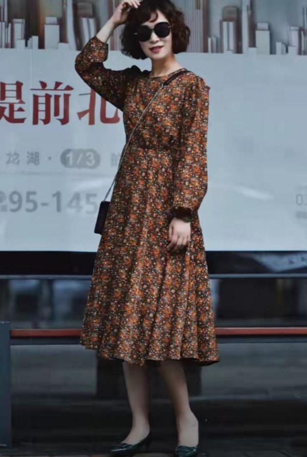 50歲女人秋季少穿“小黑褲”，學她這樣穿，優雅時尚不失女人味