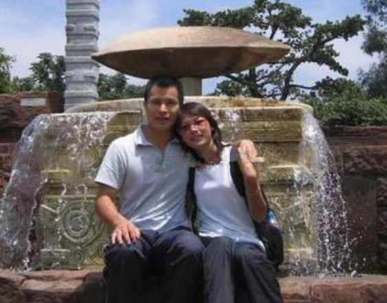 06年，教師情侶為救人雙雙犧牲，婚禮與葬禮同時進行，上千人見證