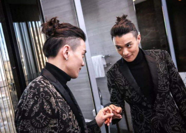 滿臉褶子、眼神猥瑣，明明都這麼老了，就別硬尬“少年感”了