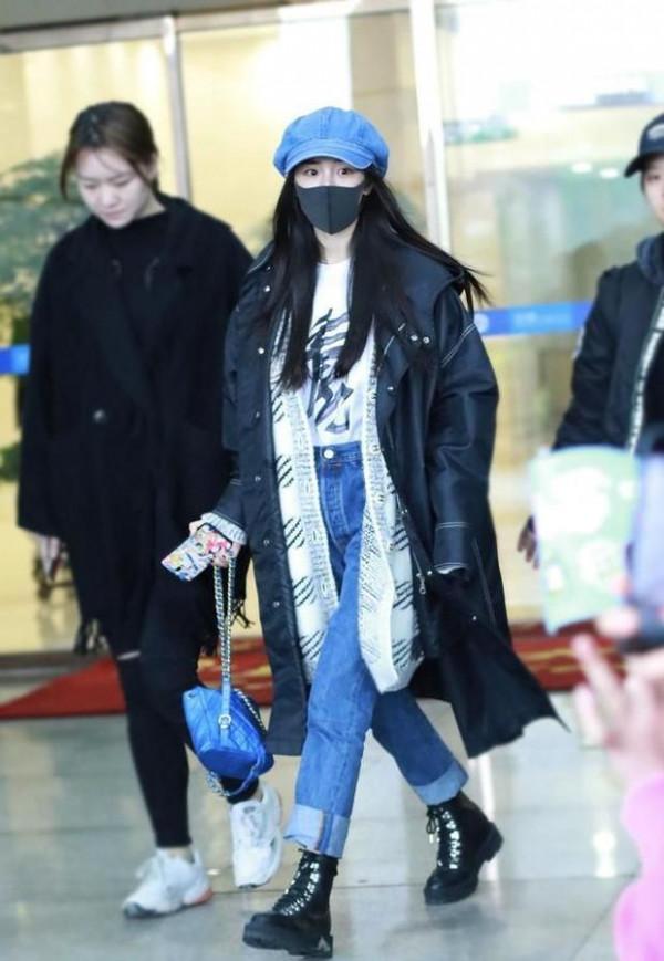 楊冪出席活動被拍，新發型配少女臉高貴典雅，穿羽絨服也要露腿