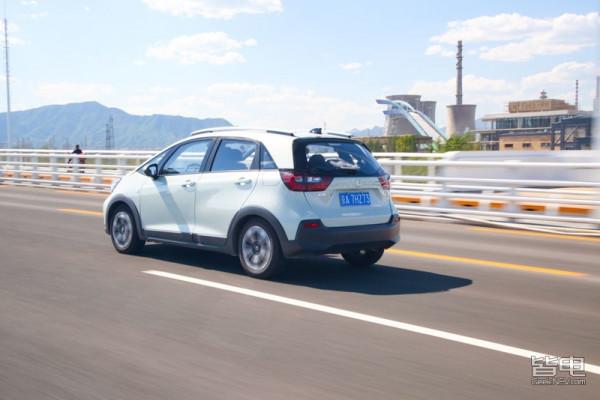 十萬塊女性買車怎麼選？尤拉好貓還是本田飛度，線上等...