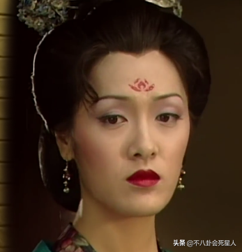 鞋拔子臉、厚嘴唇、顴骨凸出，這5位女港星演的大美人，我不理解
