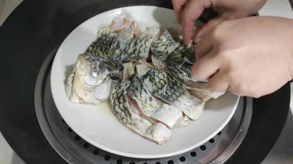 鯽魚去刺這麼簡單，154根骨刺根根去除，吃魚像吃豆腐一樣放心