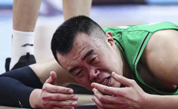 遼粵之戰，大韓血染賽場，胡明軒兩次墊腳被罰出場