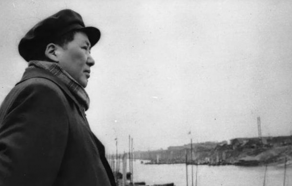 他因與毛澤東太像，被葉劍英欽點出演“毛主席”，李訥見他後痛哭