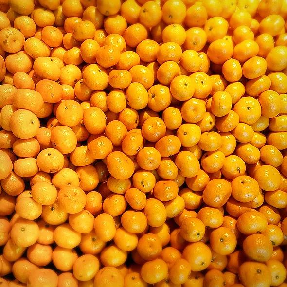 喜歡吃橘子，當心變成小黃人