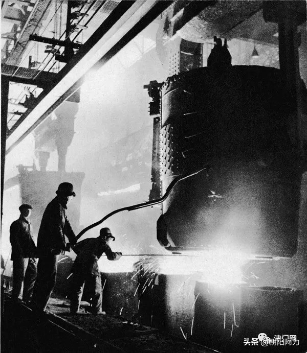 五十年代催人奮進的老照片：毛主席來到十三陵水庫參加義務勞動