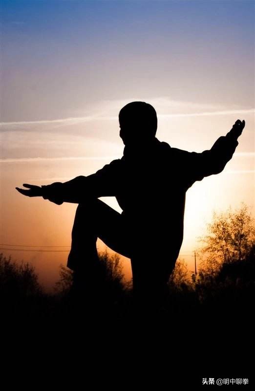 兩類開肩動作開啟你的肩關節，肩為弓頭筋骨齊鳴，勁力蓄髮崩彈