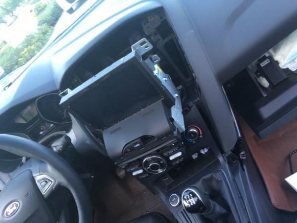 2017款福克斯中控顯示屏黑屏怎麼處理？