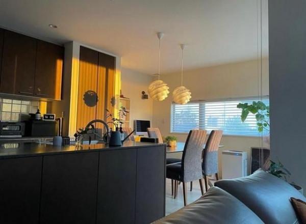 她家125平，全屋不豪華，但卻高階感十足，光一個陽臺就把人迷住