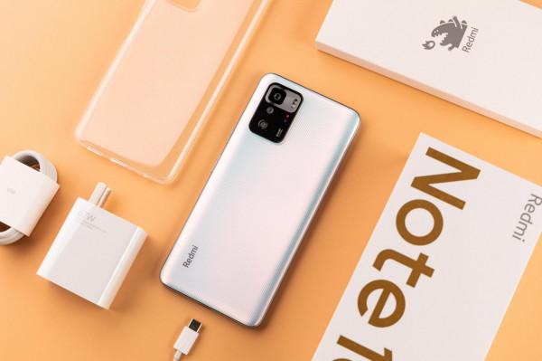 2022過年換新機，這幾款價效比極高，春節買給爸媽當禮物吧