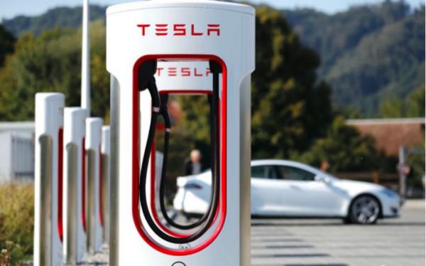 增程式和純電動區別在哪兒？賽力斯華為智選SF5對位元斯拉Model Y