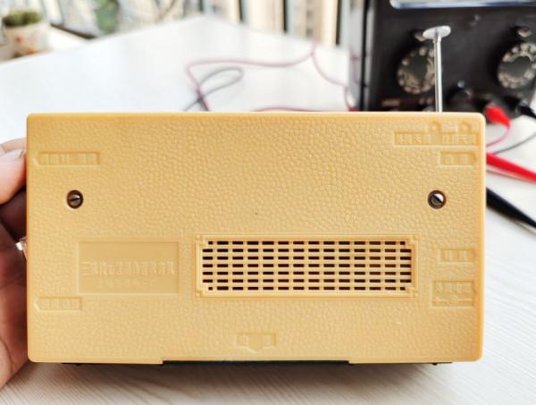 懷念經典!70年代上海無線電三廠的紅旗703三波段7電晶體收音機 懷念經典!70年代上海無線電三廠的紅旗703三波段7電晶體收音機