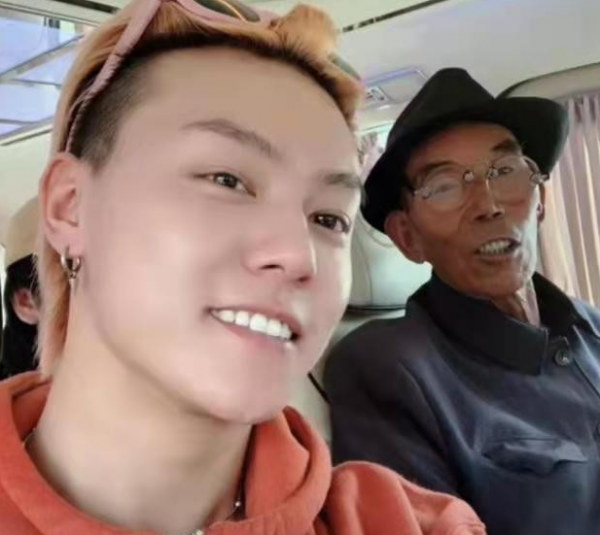 “變形計小魔王”王晨正：爺爺去世後，不遠萬里奔喪悼念