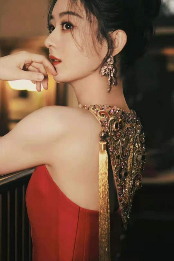 趙麗穎風格大轉變!穿抹胸藍裙美成女王,優雅知性風太適合她了 趙麗穎風格大轉變!穿抹胸藍裙美成女王,優雅知性風太適合她了