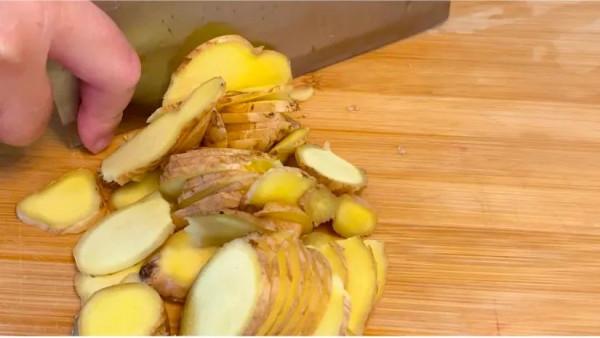 最近搬重物沒力氣,經常腰痠背痛,88歲外婆教我用幾片生薑就搞定 最近搬重物沒力氣,經常腰痠背痛,88歲外婆教我用幾片生薑就搞定