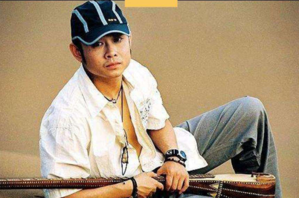 妻子生下女兒後不辭而別，20歲刀郎成單親爸爸，靠賣唱養活女兒