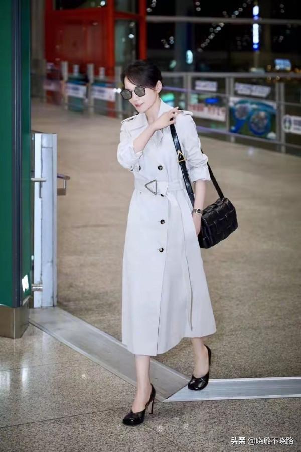 真正見過世面的女人，穿風衣很少配小黑褲，看陳數俞飛鴻就知道了