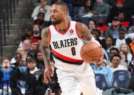 利拉德72次單場30+5+5，與德雷克斯勒並列開拓者隊史首位