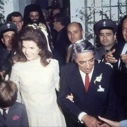 她獨自繼承了船王父親的全部遺產，卻四婚四離，38歲死於自家浴缸