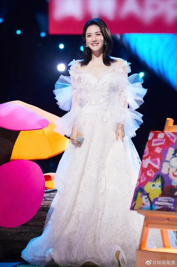 進來打分!2022跨年演唱會穿搭大比拼誰會是滿分? 進來打分!2022跨年演唱會穿搭大比拼誰會是滿分?