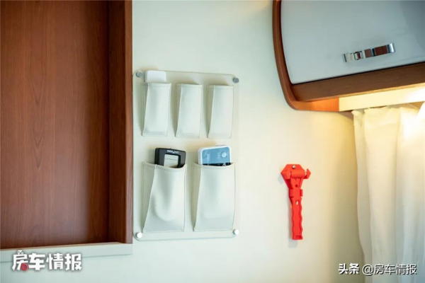 黑金剛房車真帥！越野外觀氣場不輸烏尼莫克，出廠帶電14度隨便用