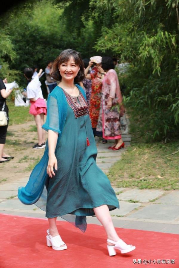 胡澤紅近況，她身材略有些發福，但依舊可以看出當年惜春的影子