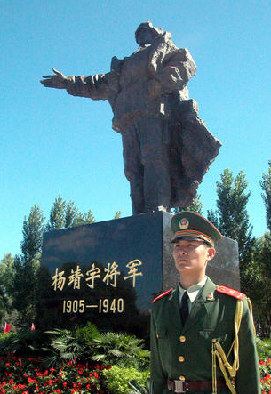 楊靖宇犧牲後腹部被剖開，日本軍官淚灑當場，回國後留下遺言自殺