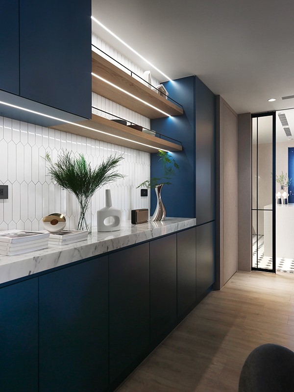 她花20萬裝100㎡新房，做最對的事：床頭隔出步入式衣帽間，漂亮