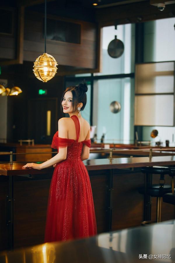 古力娜扎穿一襲紅色紗裙,嫵媚動人 古力娜扎穿一襲紅色紗裙,嫵媚動人
