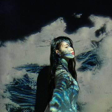 好喜歡IU，一直覺得IU屬於那種初看不驚豔，但越看越好看的人